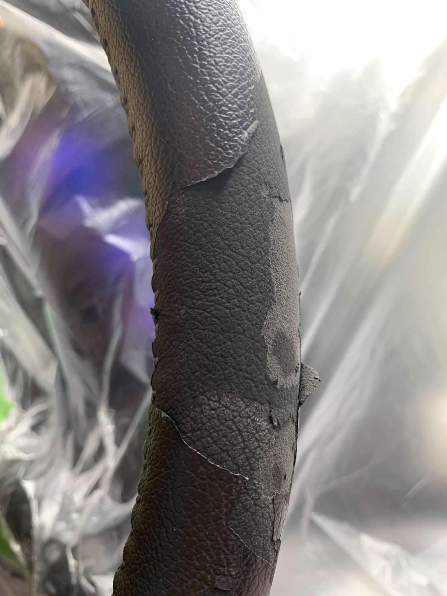 最近は合皮ハンドル剥がれ修理のお問い合わせが増えています。